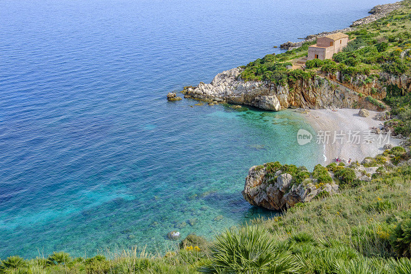 Cala Tonnarella dell'Uzzo位于意大利西西里岛西北部的自然保护区，绵延约7公里的原始海岸线。